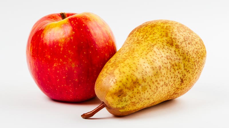 Uma maçã vermelha e uma pera amarelada